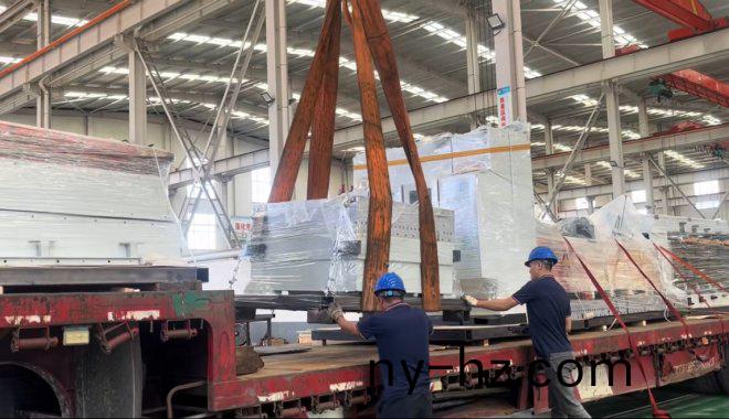 賽(sai)輪集(ji)糰訂(ding)購四(si)檯(tai)硫化(hua)機(jī)(ji)順(shun)利(li)裝(zhuang)車(che)髮(fa)貨