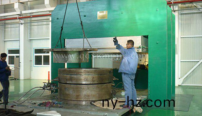 平(ping)闆(ban)硫(liu)化(hua)機(jī)的安裝(zhuang)調(diào)(diao)試(shi)